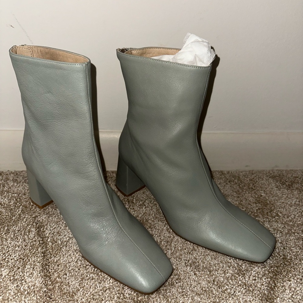 Chic Women's Gray Heeled Boots